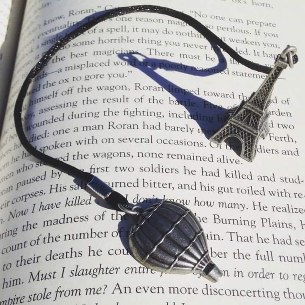 Book Thong